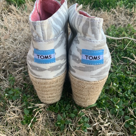 Toms, Canvas wedges size 9.5 NEW - Picture 3 of 8